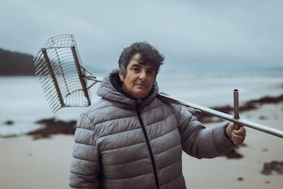 La mariscadora Jacqueline Lista sostiene el rastrillo con el que desentierra berberechos y almejas en la ría de Camariñas.