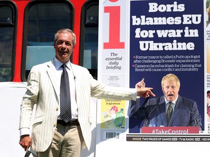 Nigel Farage señalaba este lunes en Maidestone, al sur de Inglaterra, una vieja portada en la que se acusaba al ex primer ministro británico, Boris Johnson, de culpar a la UE de la invasión de Ucrania.