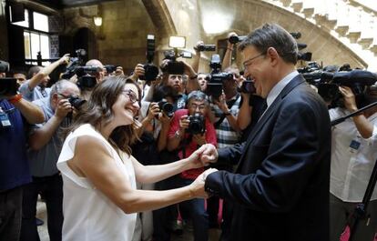 El presidente de la Generalitat, Ximo Puig, recibe la felicitaci&oacute;n de la vicepresidenta, Monica Oltra, tras anunciar su gobierno.