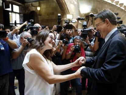 El presidente de la Generalitat, Ximo Puig, recibe la felicitaci&oacute;n de la vicepresidenta, Monica Oltra, tras anunciar su gobierno.