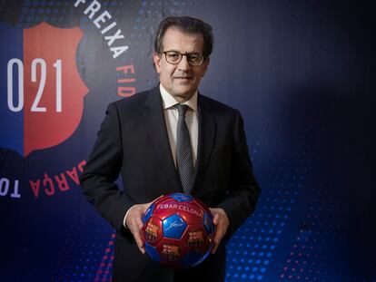 Toni Freixa, uno de los tres candidatos a la presidencia del FC Barcelona, en su sede electoral.