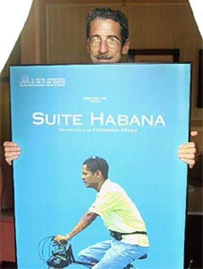 El director cubano Fernando Pérez sostiene el cartel de su película <i>Suite Habana</i>.