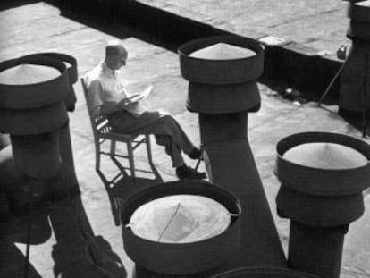 Hombre leyendo, fotografía de André Kertész.