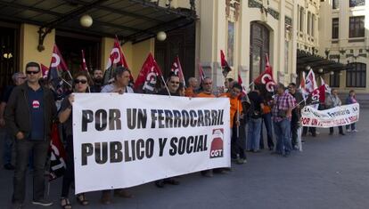 CGT y el Sindicato Ferroviario, durante la concentración frente a la Estació del Nord de Valencia.