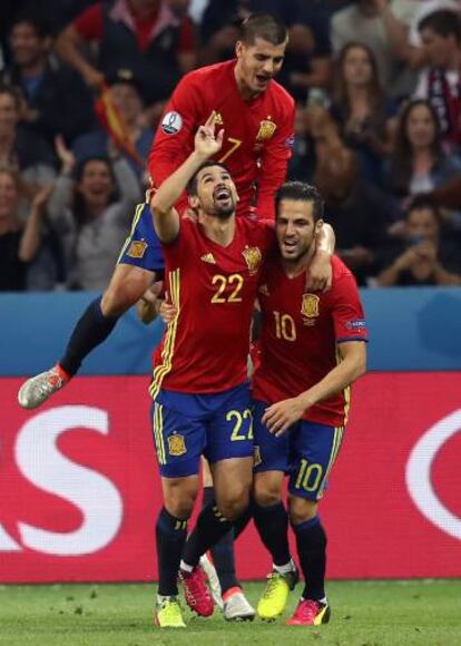 Nolito celebra su gol con Morata y Cesc.