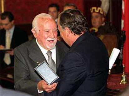 El alcalde (de espaldas en la foto) nombra hijo predilecto de madrid al arquitecto Fernando Chueca Goitia.
