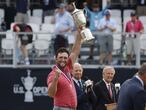 Es la primera vez que un golfista español se alza con la victoria en Abierto de Estados Unidos. Con este triunfo, Jon Rahm (Barrica, Bizkaia, 1994) se convierte en el número uno del mundo. El golfista le dedicó el premio al cántabro Severiano Ballesteros, fallecido en 2011, que nunca logró la victoria en este torneo. El deportista recibió la felicitación, tras ganar su primer gran título, de otras figuras del deporte como Gerard Piqué, Pau Gasol, Garbiñe Muguruza o el Athletic. También recibió la del rey Felipe VI, a quien le gustó el gesto de la dedicatoria a Ballesteros.