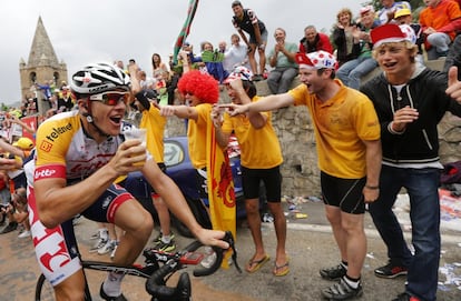 El ciclista Lotto-Belisol, Adam Hansen, de Australia, bebe un vaso de cerveza mientras escala la montaña Alpe d'Huez durante el Tour de Francia de 2013.