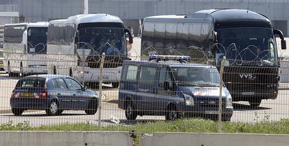 Llegada de los familiares de las vctimas del vuelo Airbus 320 de Germanwings al aeropuerto de Marsella (Francia).