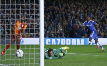 Samuel Eto'o dispara a puerta para anotar el primer tanto del encuentro. 