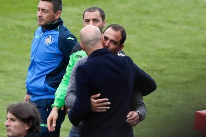 El entrenador del Getafe, el hispano-argentino Juan Eduardo Esnáider (d), saluda al del Real Madrid, el francés Zinedine Zidane, al finalizar el partido.