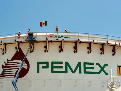 Un grupo de trabajadores de Pemex sobre un tanque en la refinería de Dos Bocas, en el Estado mexicano de Tabasco, el 30 de junio de 2022.