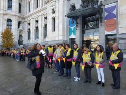 Los Voluntarios por Madrid delante del Palacio de Cibeles.