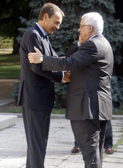 Zapatero saluda a Mahmud Abbas en La Moncloa.