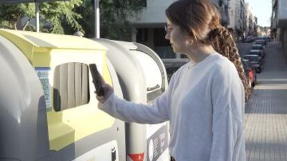 Los ciudadanos de varios municipios catalanes obtienen puntos canjeables por incentivos al depositar sus residuos en el contenedor amarillo