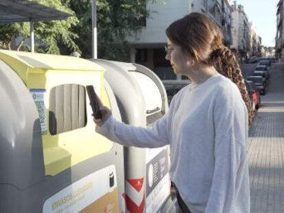 Los ciudadanos de varios municipios catalanes obtienen puntos canjeables por incentivos al depositar sus residuos en el contenedor amarillo