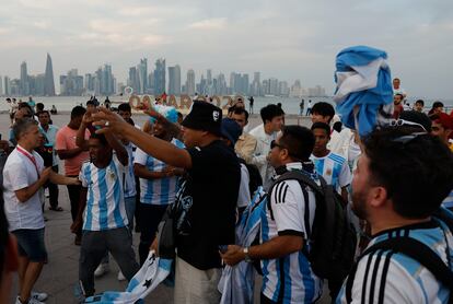 Aficionados argentinos en la llamada cornisa de Doha.