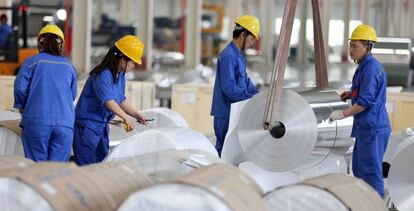 Trabajadores de una fábrica de aluminio en Huaibei, China.