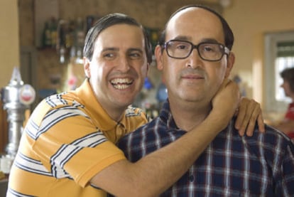 Javier Cámara (derecha) y Julián López, en <i>Que se mueran los feos.</i>