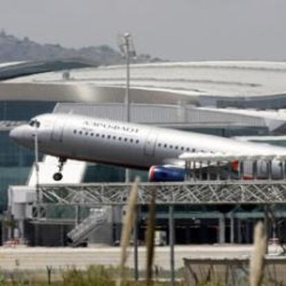 Un avión parte de la nueva T1 de Barcelona