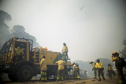 Efectivos del Plan Infoca trabajan en la extinción de un incendio declarado  en el término municipal de Nerva (Huelva).