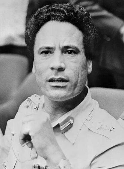 Muammar el Gaddafi, a su llegada el pasado día 10 al aeropuerto parisiense de Orly.