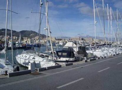Entrada del puerto deportivo de Tarifa, situado junto a las instalaciones comerciales.