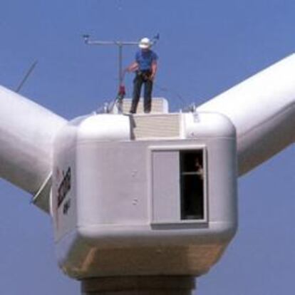 Un operario de Acciona trabaja en la instalación de turbinas fabricadas por Windpower