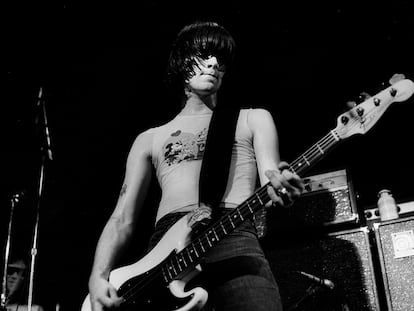 Dee Dee Ramone, en un concierto con The Ramones en Chicago (Ilinois), en 1977.