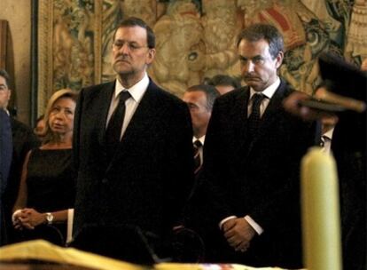 El líder del PP, Mariano Rajoy, junto al presidente del Gobierno, José Luis Rodríguez Zapatero, en la capilla ardiente de los agentes asesinados.