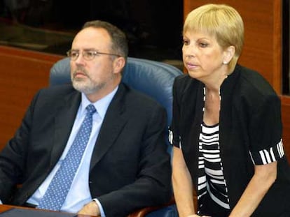 Los entonces diputados  Eduardo Tamayo y María Teresa Sáez, en la Asamblea de Madrid en  2003.