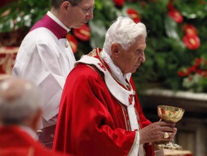 Benedicto XVI, durante la misa de Pentecost&eacute;s, celebrada este domingo en la bas&iacute;lica de San Pedro del Vaticano.