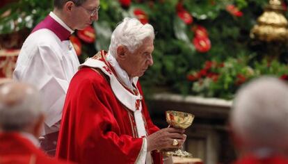 Benedicto XVI, durante la misa de Pentecost&eacute;s, celebrada este domingo en la bas&iacute;lica de San Pedro del Vaticano.
