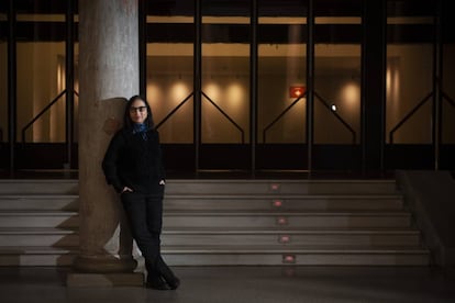 La directora del Mercat de les Flors, Àngels Margarit, a la porta de la sala MAC del teatre. 