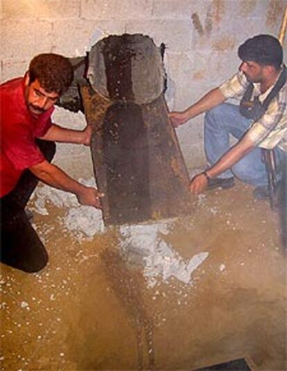 Policías palestinos taponan con cemento los túneles para el tráfico ilegal de armas hallados en Rafah.