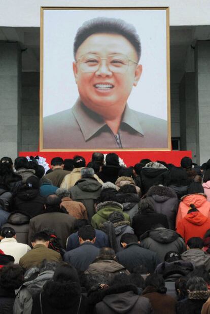 Ciudadanos norcoreanos se postran ante un retrato de Kim Jong-il, ayer en Pyongyang.