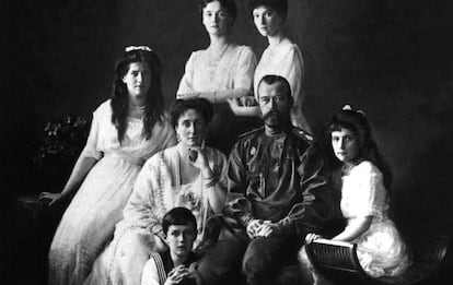 Los Romanov, en 1913. En el centro, Nicolás II y su esposa, Alejandra.