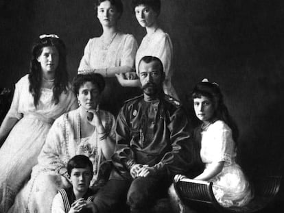 El zar Nicolás II y su esposa, Alejandra Fiódorovna, rodeados de sus hijos María, Tatiana, Olga, Anastasia (de izquierda a derecha) y Alekséi (abajo), en 1913.