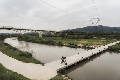 Vado peatonal en el Llobregat que conecta los municipios de Sant Vicenç dels Horts, Molins de Rei y Sant Feliu de Llobregat. 