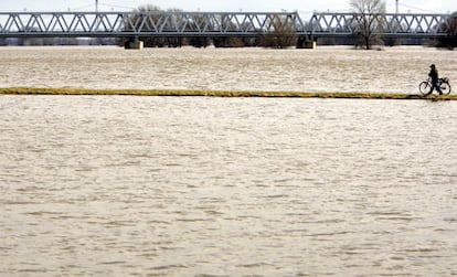 Las alertas por las inundaciones en europa central se trasladan al sureste. Aunque la situación en las zonas afectadas en el Este de Alemania mejora lentamente, las autoridades de Serbia han declarado estado de alerta en la zona de Sombor, donde entra el Danubio en el país. Además, en la Baja Austria, la región que rodea Viena, alrededor de 1.200 personas han tenido que ser evacuadas y unas 600 casas han quedado inundadas.