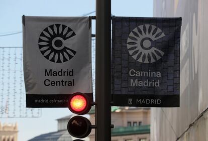 La medida estrella de Manuela Carmena cierra al tráfico un área de 472 hectáreas en el centro donde solo podrán circular residentes y transporte público. En la foto, dos carteles de Madrid Central a la altura de Gran Vía.