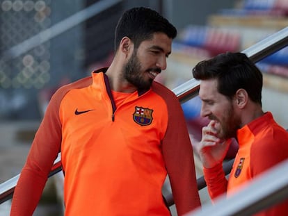 Suárez e Messi conversam em treino antes da partida contra a Roma.