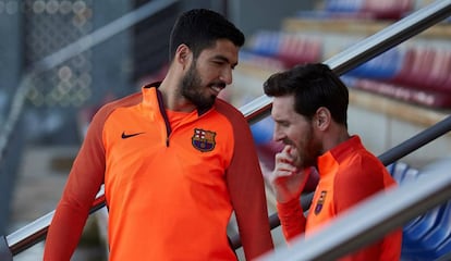 Suárez e Messi conversam em treino antes da partida contra a Roma.