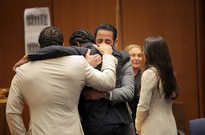 A$AP Rocky se abraza a sus abogados tras conocer que es no culpable, en Los Ángeles, California, el 18 de febrero de 2025.