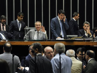 Renan, ao centro, na sessão do Congresso.