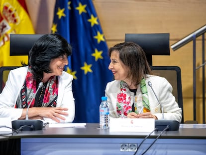 La ministra de Defensa, Margarita Robles, a la derecha, junto a la directora del Centro Nacional de Inteligencia (CNI), Esperanza Casteleiro, el lunes en la sede del servicio secreto español.