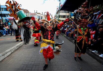 Celebración de la Diablada de Píllaro en Ecuador. Píllaro, colorida y pujante ciudad del centro del país andino, celebra durante toda la semana el Año Nuevo con diablos que danzan por las calles.