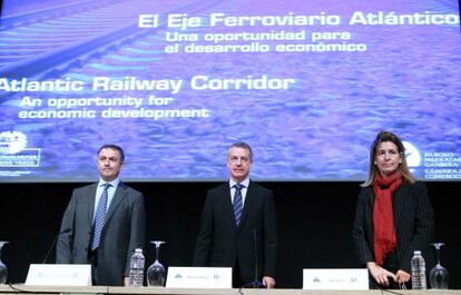 Corres, Urkullu y Oregi, de izquierda a derecha, en la jornada de Bilbao del eje ferroviario atlántico.