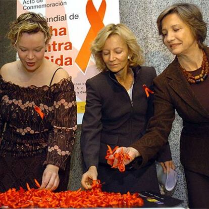 Elena Salgado, entre Leire Pajín (izquierda) y la representante de la ONU Marta Maurás, en un acto contra el sida en Madrid.