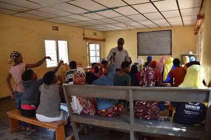 El profesor Narcisse imparte una lección a las alumnas de la escuela de Nyamirambo, en Kigali, Ruanda.